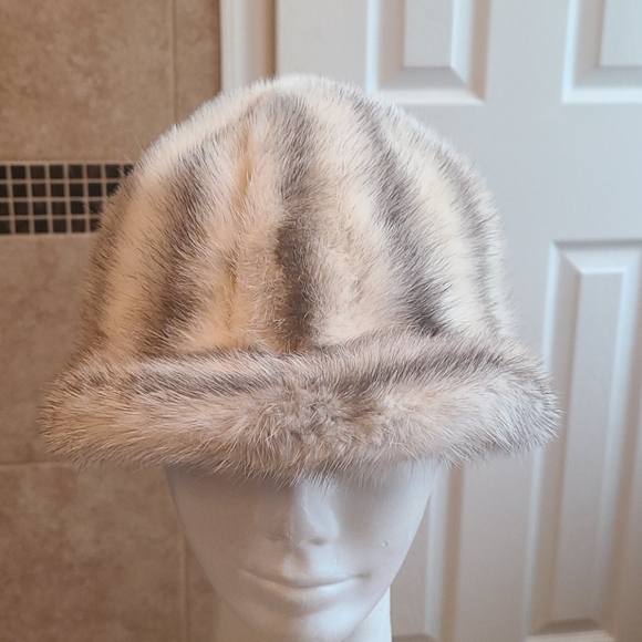 Women's fur hat - Picture 1 of 4